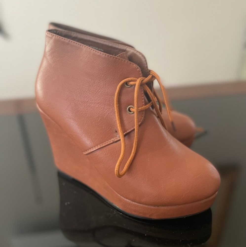 West Seal ankle Boots Size 8.5